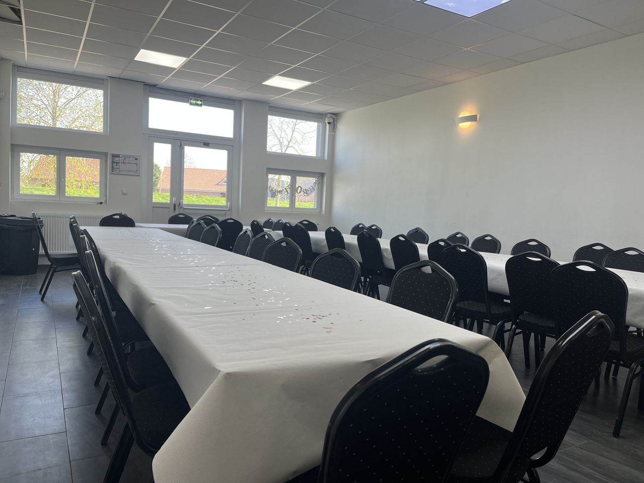 La salle dressée pour un repas de famille chez Team Square