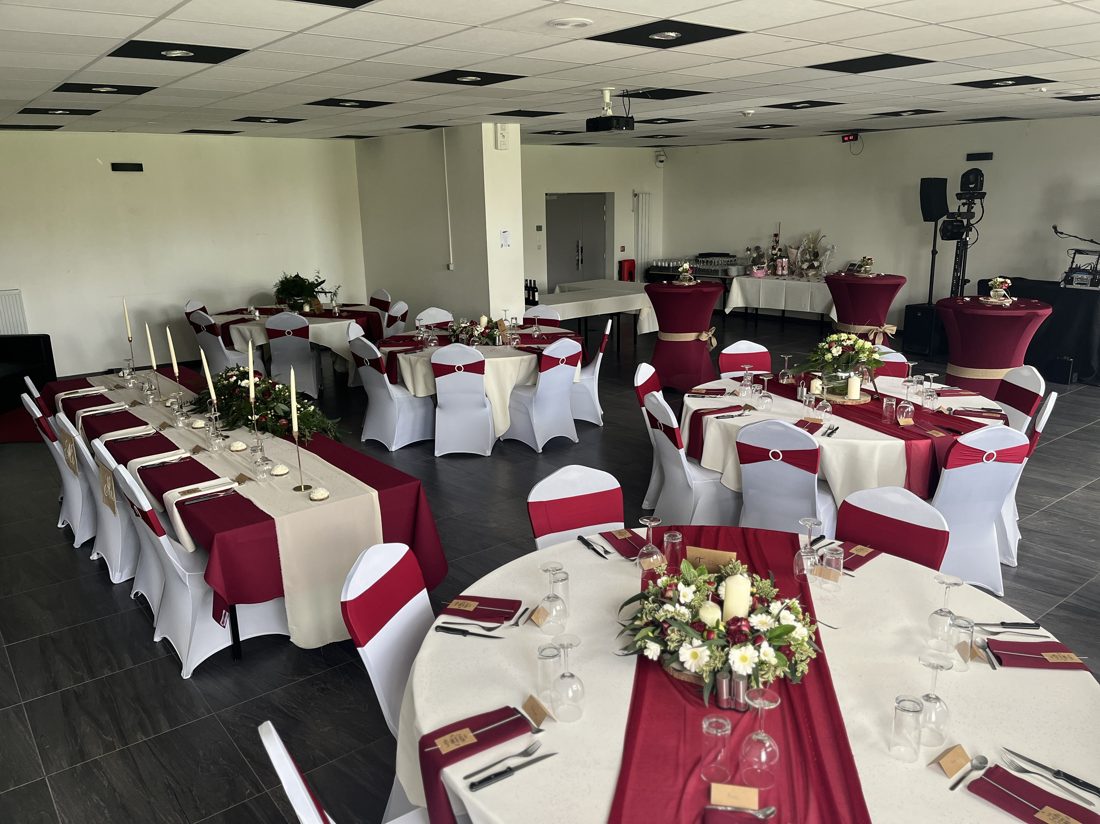 Une salle de réception dressée pour un mariage chez Team Square